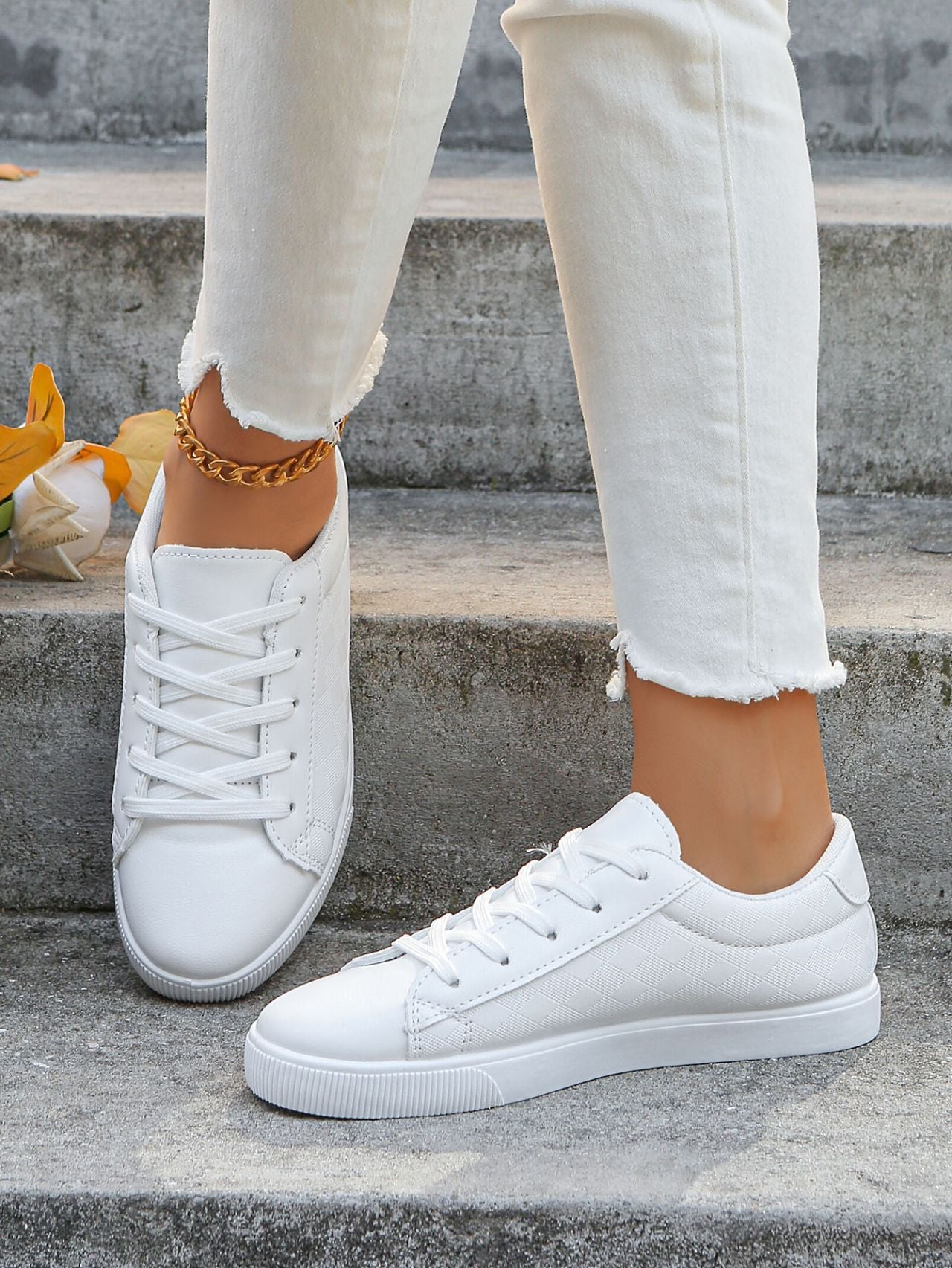 Women’s Low-Top Sneakers Lace-Up Cushioned Sole