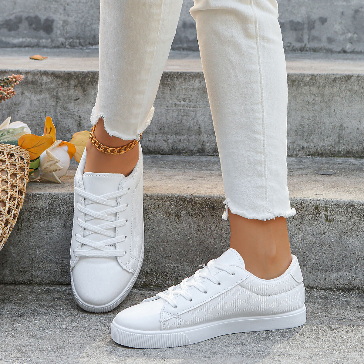 Women’s Low-Top Sneakers Lace-Up Cushioned Sole