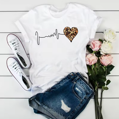 Graphic print short-sleeved T-shirt with heart design