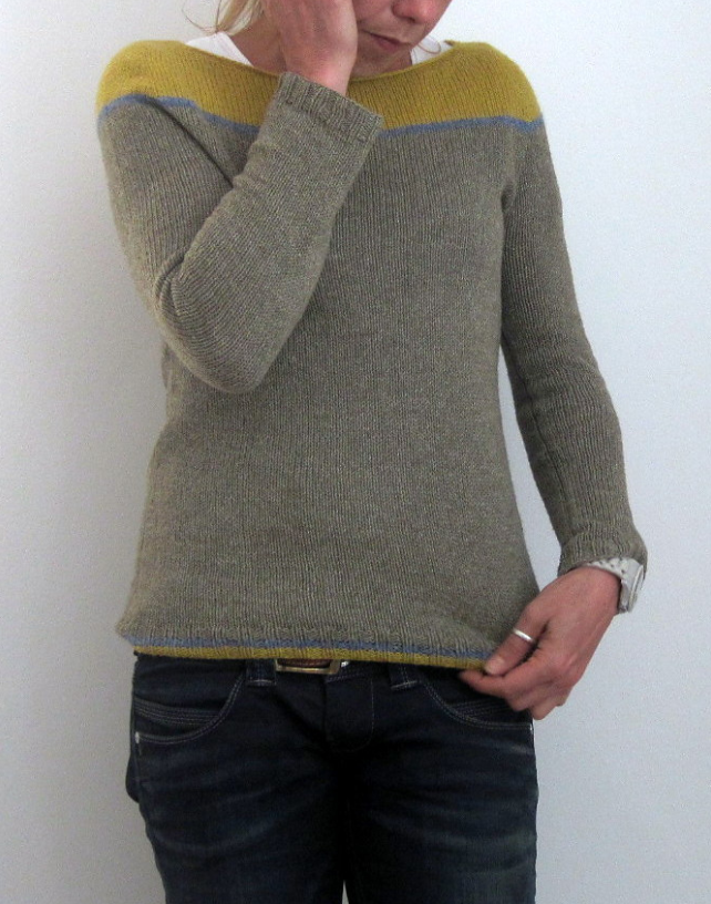 Knitted sweater with contrasting shoulder design