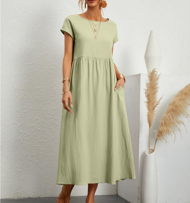Elegant long dress with short sleeves and a loose fit